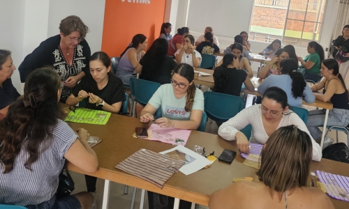 Creatividad, color y conexión: Taller de Bisutería